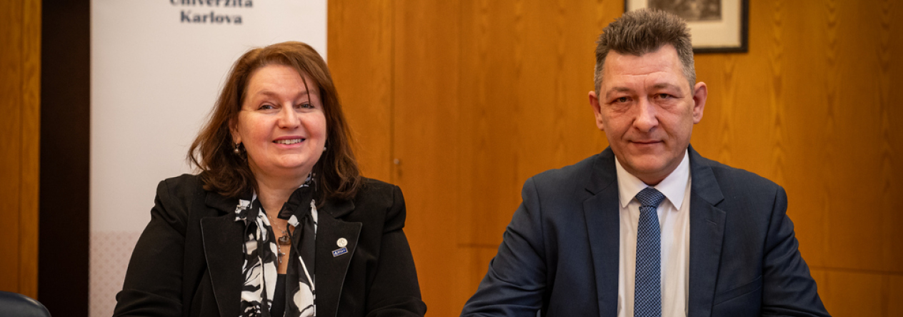 Rektorka Univerzity Karlovy Milena Králíčková a státní tajemník v Ministerstvu obrany ČR Petr Vančura dnes podepsali Memorandum o vzájemné spolupráci Autor: Univerzita Karlova