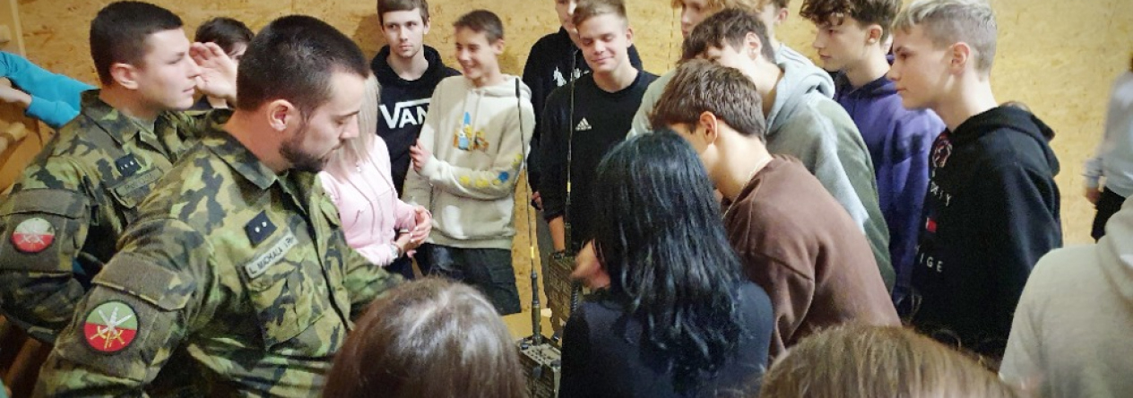 03_vojaci_detem_privezli_ukazat_i_sve_radiostanice.jpg