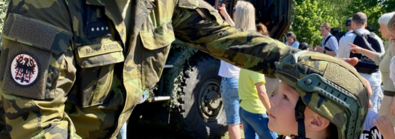 deti_si_mohli_prohlednout_vojenskou_techniku_a_taky_si_vyzkouset_vojenskou_vystroj._1.jpg