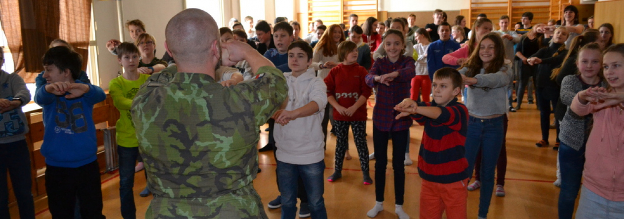 deti_si_vyzkousely_jak_maji_vypadat_spravne_vojenske_drepy_nebo_kliky.jpg