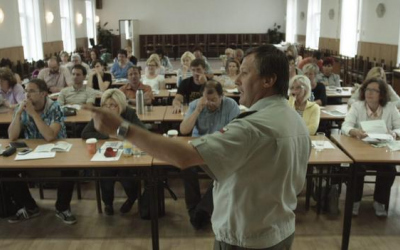 Pedagogové poslouchají výklad lektora