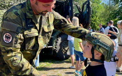 deti_si_mohli_prohlednout_vojenskou_techniku_a_taky_si_vyzkouset_vojenskou_vystroj._1.jpg