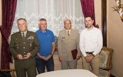 spolecna_fotografie_po_podpisu_realizacni_dohohy_a.jpg