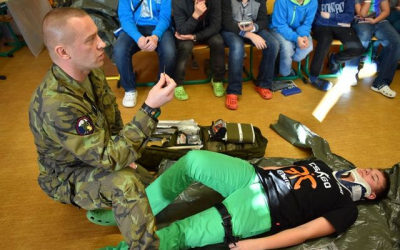 zdravotnik-rotmistr-michal-doubek-ze-41-mechanizovaneho-praporu-pri-prakticke-ukazce.jpg