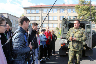 05-na-radiostanice-se-sli-studenti-podivat-na-skolni-dvur_2.jpg