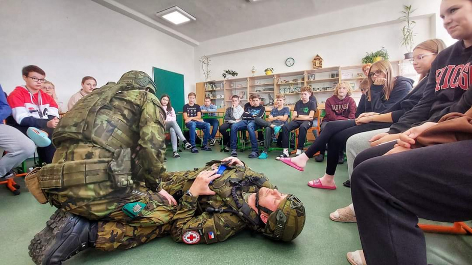 08_hranicti_vojensti_zdravotnici_predvedli_jak_trenuji_zasah_v_poli.jpg
