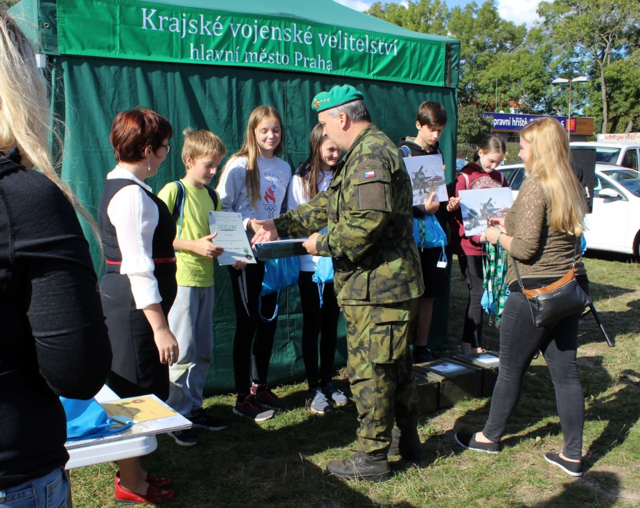8_reditel_kvv_hl._m._praha_gratuluje_vitezum.jpg