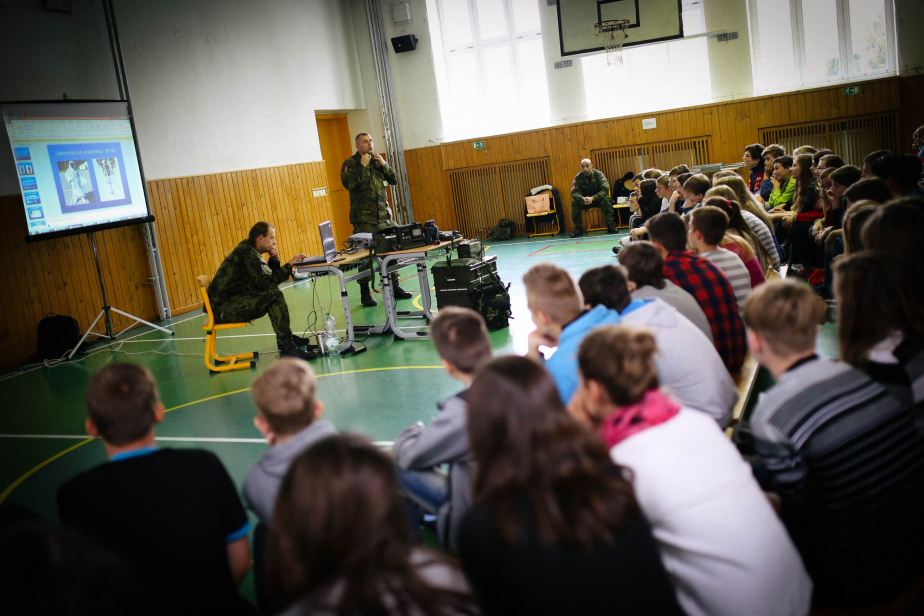 behem_chemicke_pripravy_se_deti_dozvedely_spoustu_zajimavych_informaci.jpg