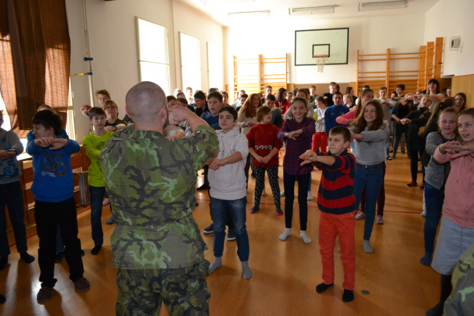 deti_si_vyzkousely_jak_maji_vypadat_spravne_vojenske_drepy_nebo_kliky.jpg
