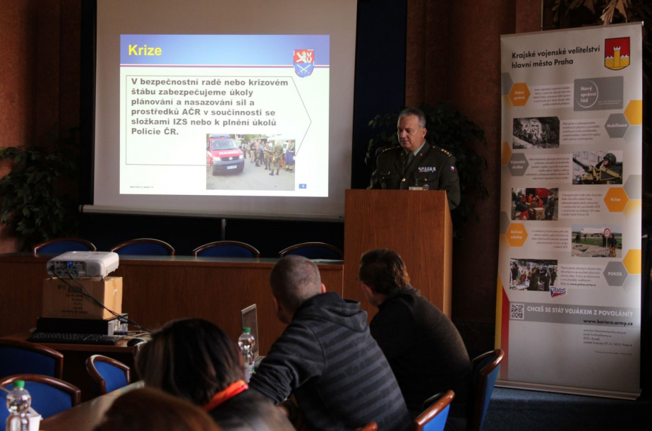 reditel_kvv_hmp_pri_prezentaci_autor_kpt._martina_sofie_halikova.jpg