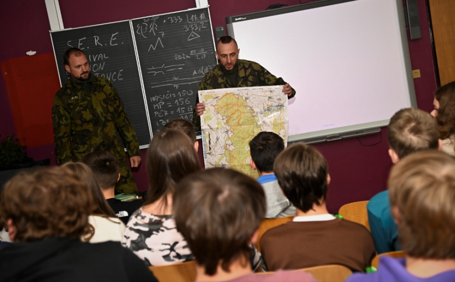 skolaci_se_ucili_od_vojenskych_instruktoru_pracovat_s_mapou.jpg