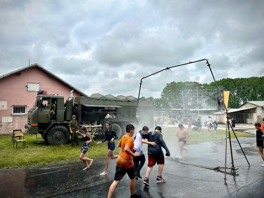 v_oblezeni_byl_take_automobilovy_chemicky_rozstrikovac_achr_-_90_a_oplachovy_ram.jpg