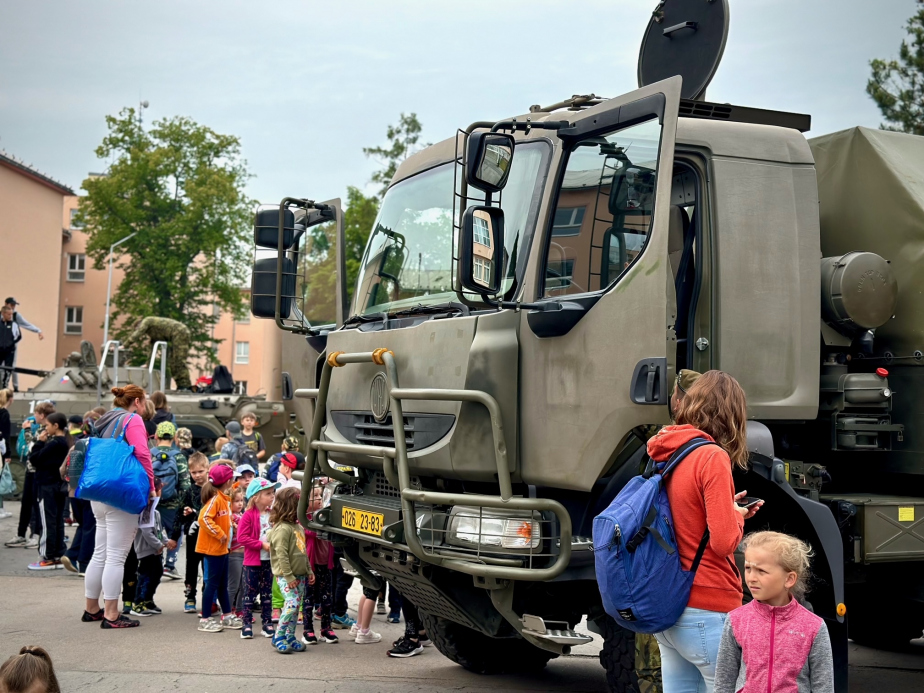 vyjimecnou_prilezitost_nahlednut_do_zivota_vojaku_meli_v_patek_9._cervna_skolaci_z_regionalnich_skol.jpg