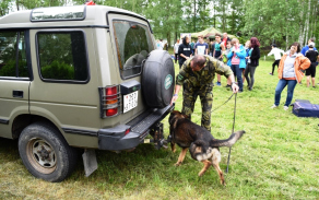 7_vojenstzi_kynologove_predvedli_vyhledavani_drog.jpg
