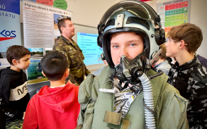 9._pri_nekterych_manevrech_se_pilot_musi_vyporadat_s_pretizenim_az_9_g_coz_znamena_ze_je_do_sedadla_stlacovan_devitinasobnou_silou_sve_hmotnosti.jpg