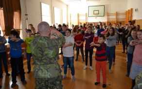 deti_si_vyzkousely_jak_maji_vypadat_spravne_vojenske_drepy_nebo_kliky.jpg