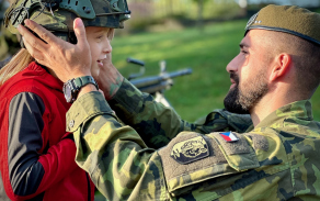 deti_si_vyzkousely_vojenskou_vystroj.jpg