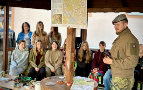 deti_trenovaly_orientaci_v_neznamem_terenu_cteni_v_mapach_i_budovani_pristresku.jpg