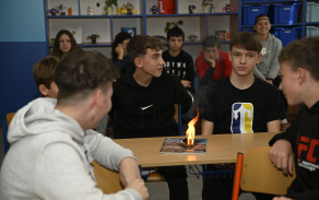 jak_rozdelat_ohen_pomoci_kresadla_v_pripade_ze_sirky_zvlhnou_deti_opravdu_bavi.jpg