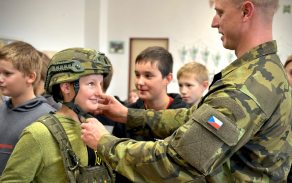 jak_vypada_bezny_pracovni_den_vojaka_se_skolaci_dozvedeli_od_14._pluku_logisticke_podpory.jpg