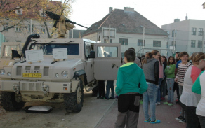 k-nahlednuti-byla-take-vojenska-technika.jpg