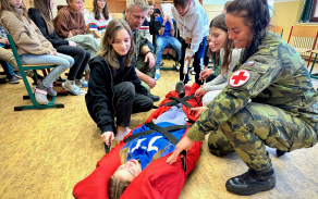 kurz_prvni_pomoci_pod_vedenim_vojenskych_specialistu_byl_pro_deti_obrovskym_prinosem.jpg