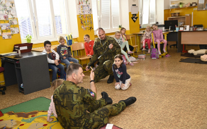 pri_praktickych_ukazkach_prvni_pomoci_se_deti_dozvi_spoustu_informaci_o_zivot_zachranujicich_ukonech_2.jpg