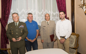 Společná fotografie po podpisu realizační dohody