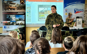 tiskova_mluvci_13._delostreleckeho_pluku_priblizila_detem_jak_vypada_bezny_den_vojaka._2.jpg