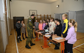 v_neposledni_rade_v_tento_den_na_deti_cekala_nejen_ukazka_zbrani_a_vystroje_vojaka_ale_i_zazitkova_strelba_na_airsoftove_strelnici.jpg
