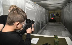 v_neposledni_rade_v_tento_den_na_deti_cekala_nejen_ukazka_zbrani_a_vystroje_vojaka_ale_i_zazitkova_strelba_na_airsoftove_strelnici_2.jpg
