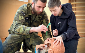 vojaci_s_sebou_krome_figurin_na_trenink_masaze_srdce_privezli_i_unikatni_simulator_-_nosni_vzduchovod_npa.jpg