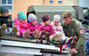 vojenskou_sanitku_tatru_ci_lehke_obrnene_vozidlo_iveco_si_prohledly_deti_i_z_materske_skoly.jpg