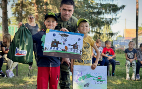 vyherci_vytvarne_souteze_ziskali_od_vojaku_odmeny_s_logem_pokos.jpg